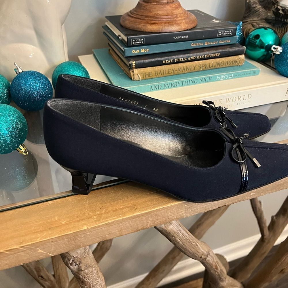 Stuart Weitzman Navy Blue Fabric Heel Pumps  Bows SZ 7 AA - Picture 3 of 11